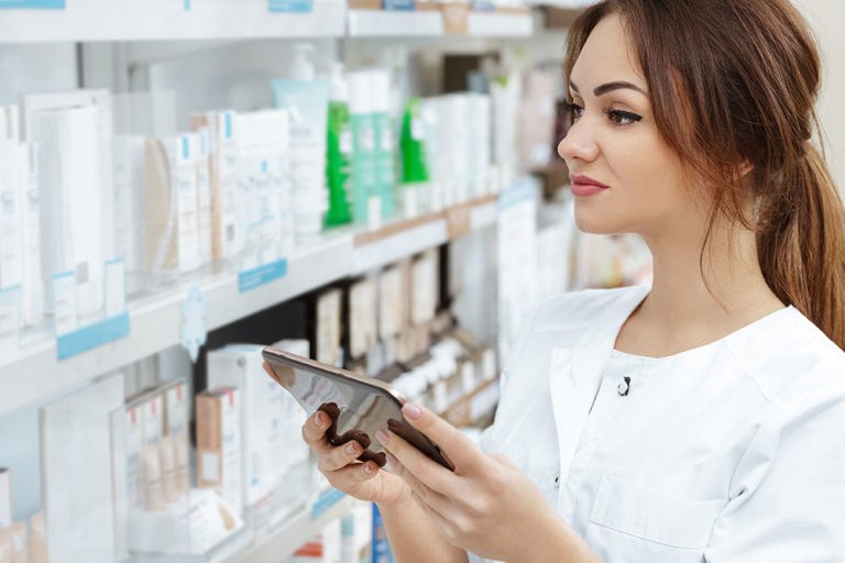 What Does A Pharmacy Aide Do And How To Become A Pharmacy Aide