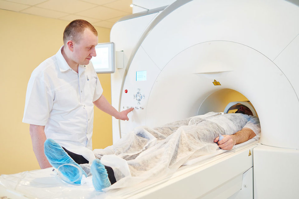 what-does-an-mri-technologist-do-how-to-become-an-mri-tech